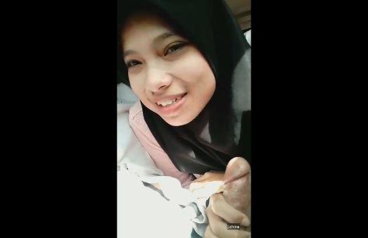Video Bokep ABG Jilbab Hitam Melakukan BJ di Mobil