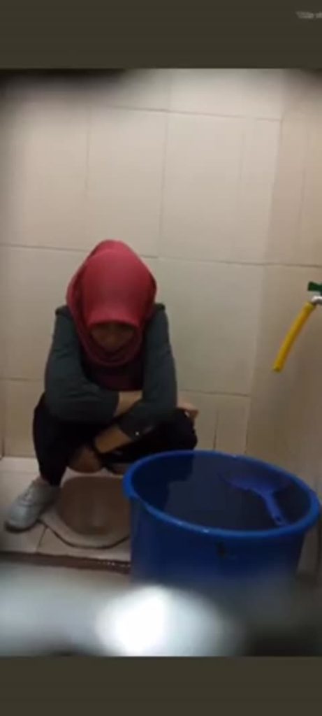 Mengintip Kerudung Merah Sambil Berpikir