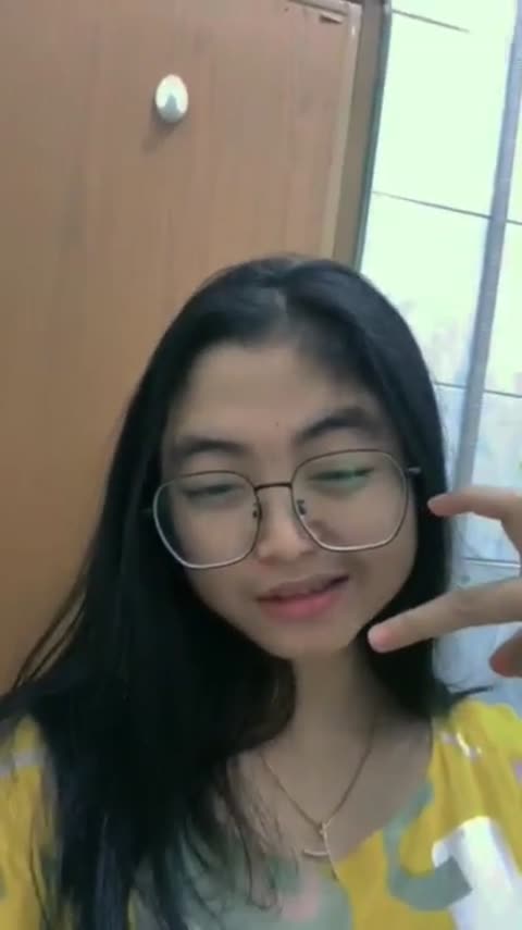 nonton bokep Gadis Berkacamata Menawan Telanjang di Depan Lensa