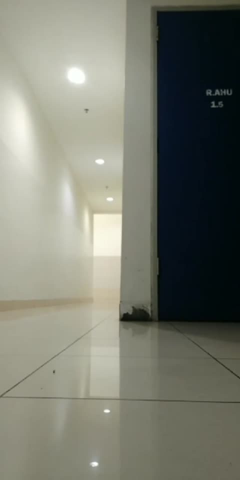 Siskaeee Menggunakan Ponsel di Pusat Perbelanjaan