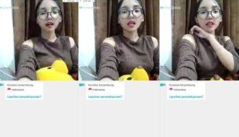 Video Bokep: Desahan Cewek Wibu Kacamata Remes TT Ome TV