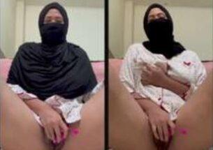 Tante HijabGirl Tudung Hitam Mengentot dengan Sex Toys Geter