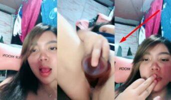 Video Bokep: Ngocok Memek dengan Batang Dildo Jumbo Mendesah, Enak Banget!
